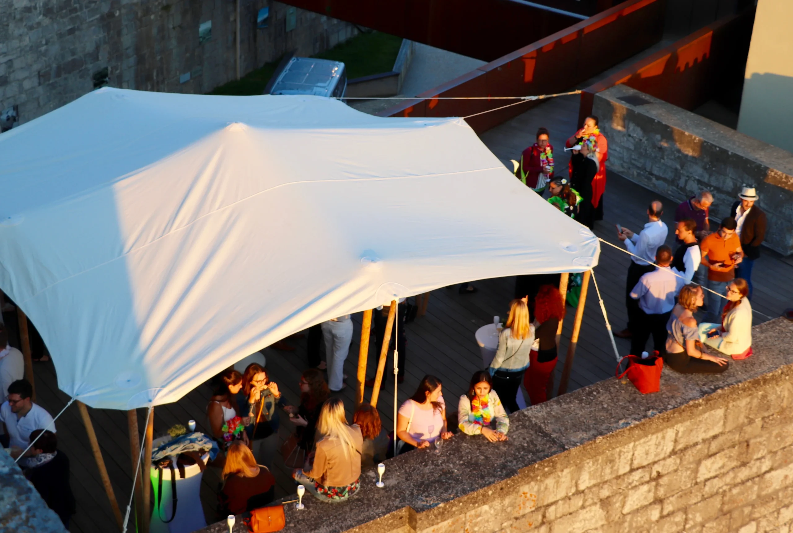 Lieu événementiel location de chapiteau Montréal vue sur le Saint-Laurent depuis la berge · INNOV'events