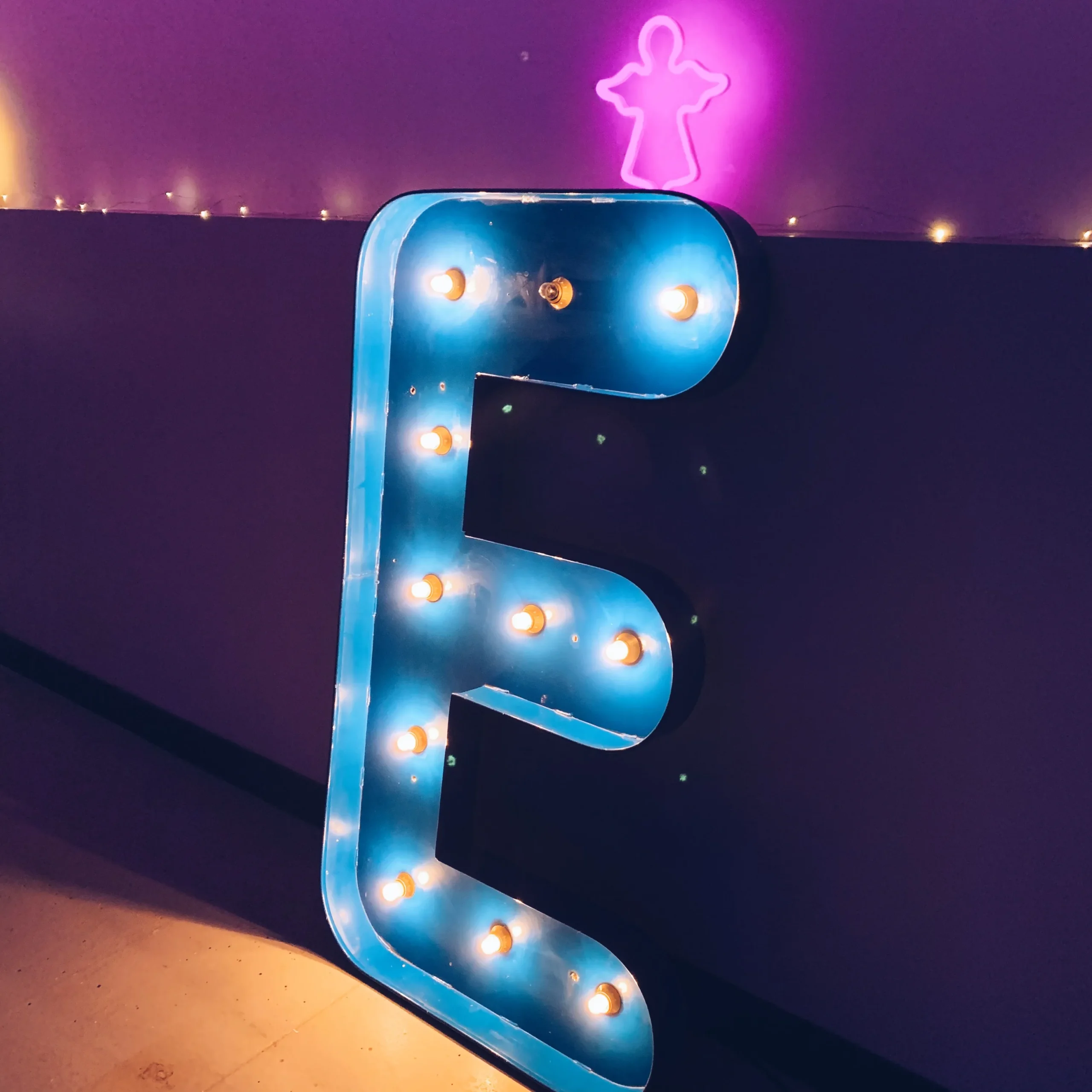 Light projection in Laval Maison des arts exterior at night · INNOV'events event planning