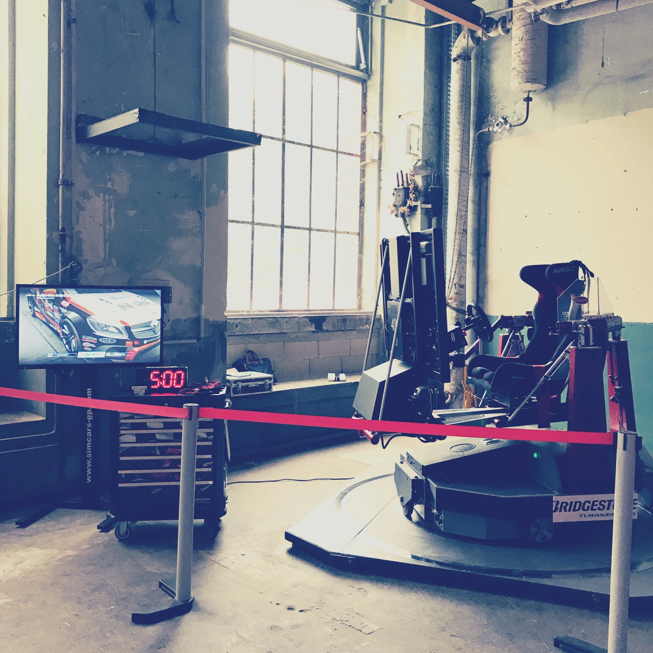 Simulation sur circuit automobile Laval groupes corporatifs en session de pilotage simulateur Place Bell · INNOV'events