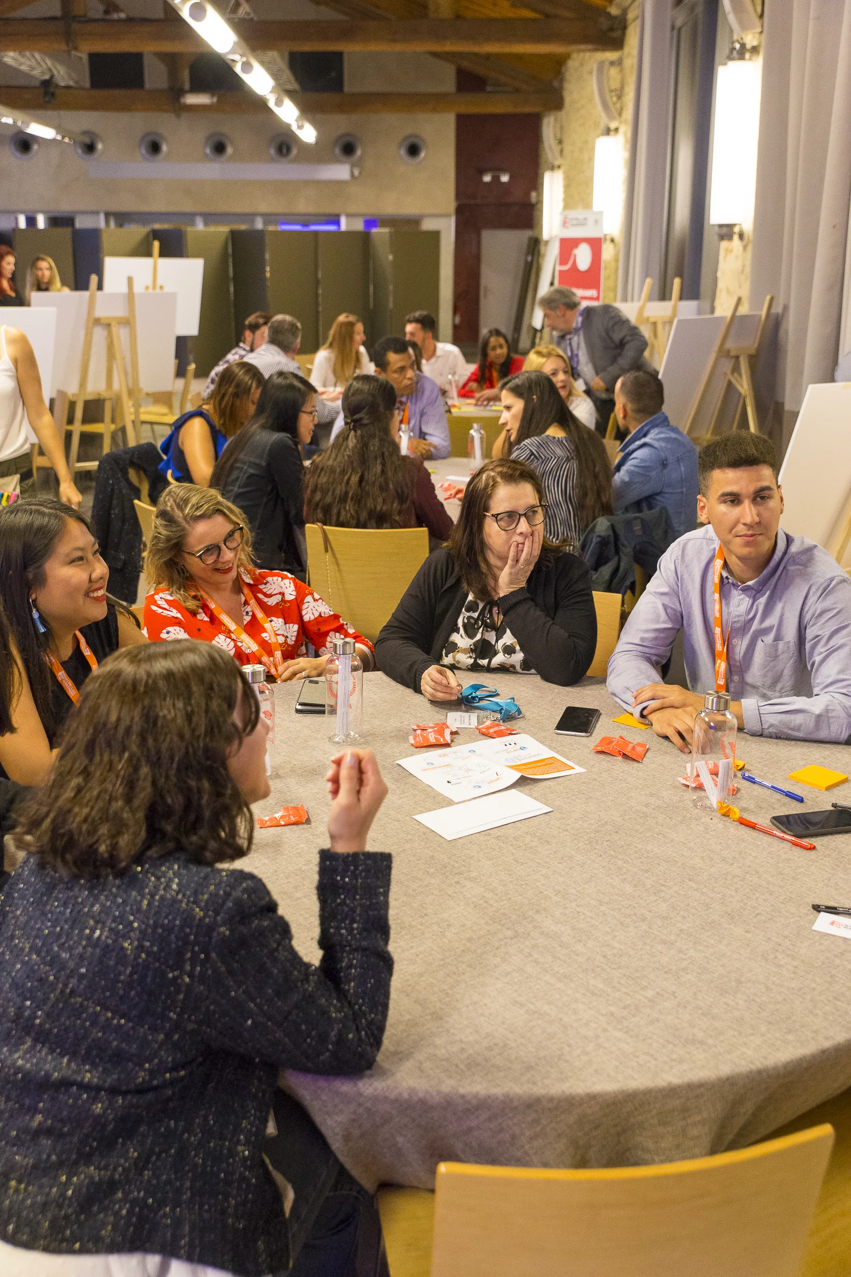 Lac-à-l'épaule entreprise Québec session de travail en salle avec vue sur les Laurentides · INNOV'events