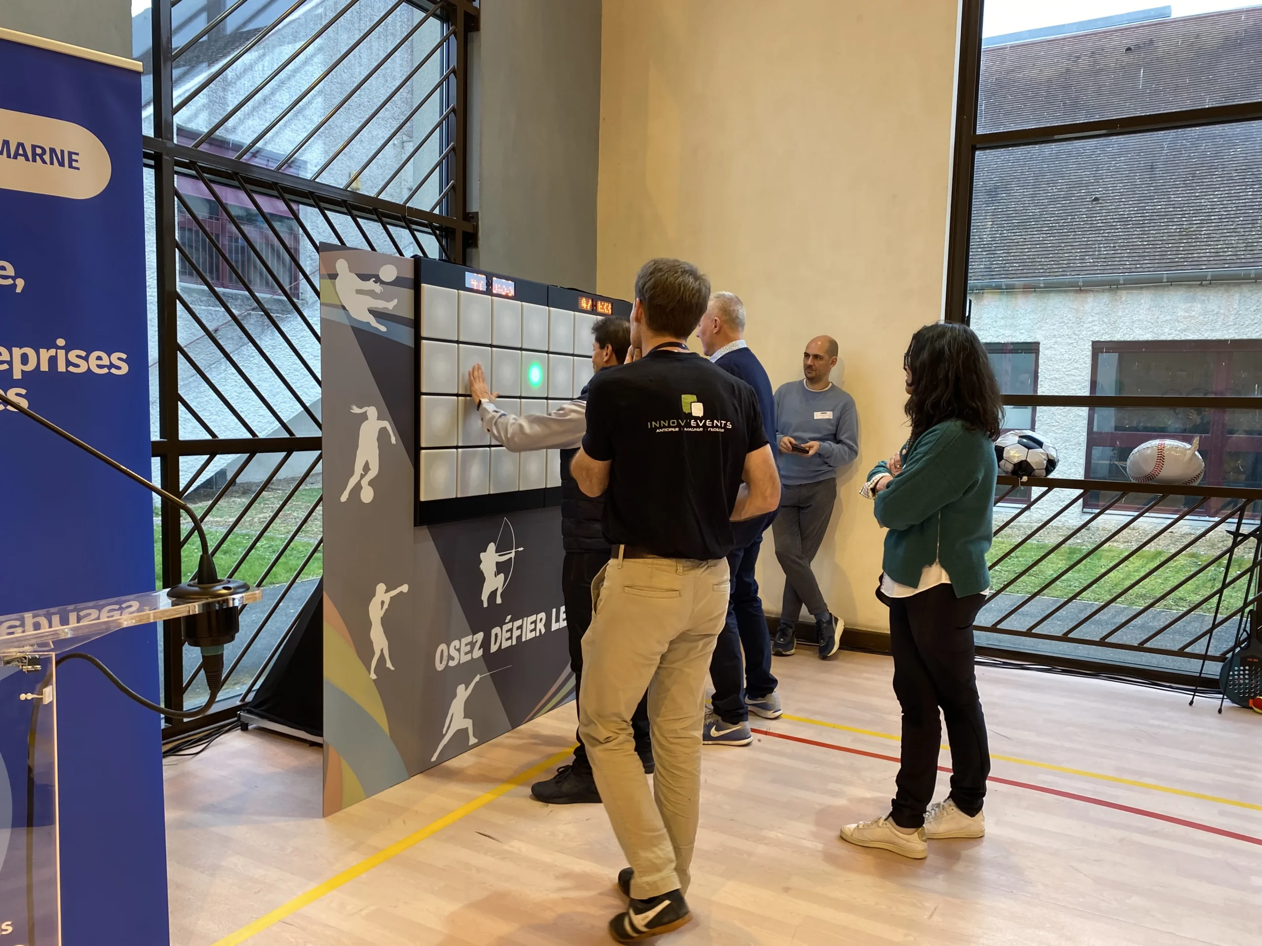Ski simulator Trois-Rivieres team competing indoors in a conference hall · INNOV'events