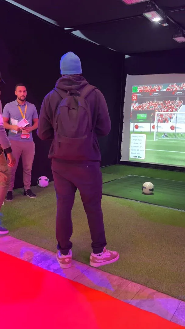 Simulateur de soccer corporatif Montréal écran de jeu interactif groupe d'employés · INNOV'events organisation d'événements