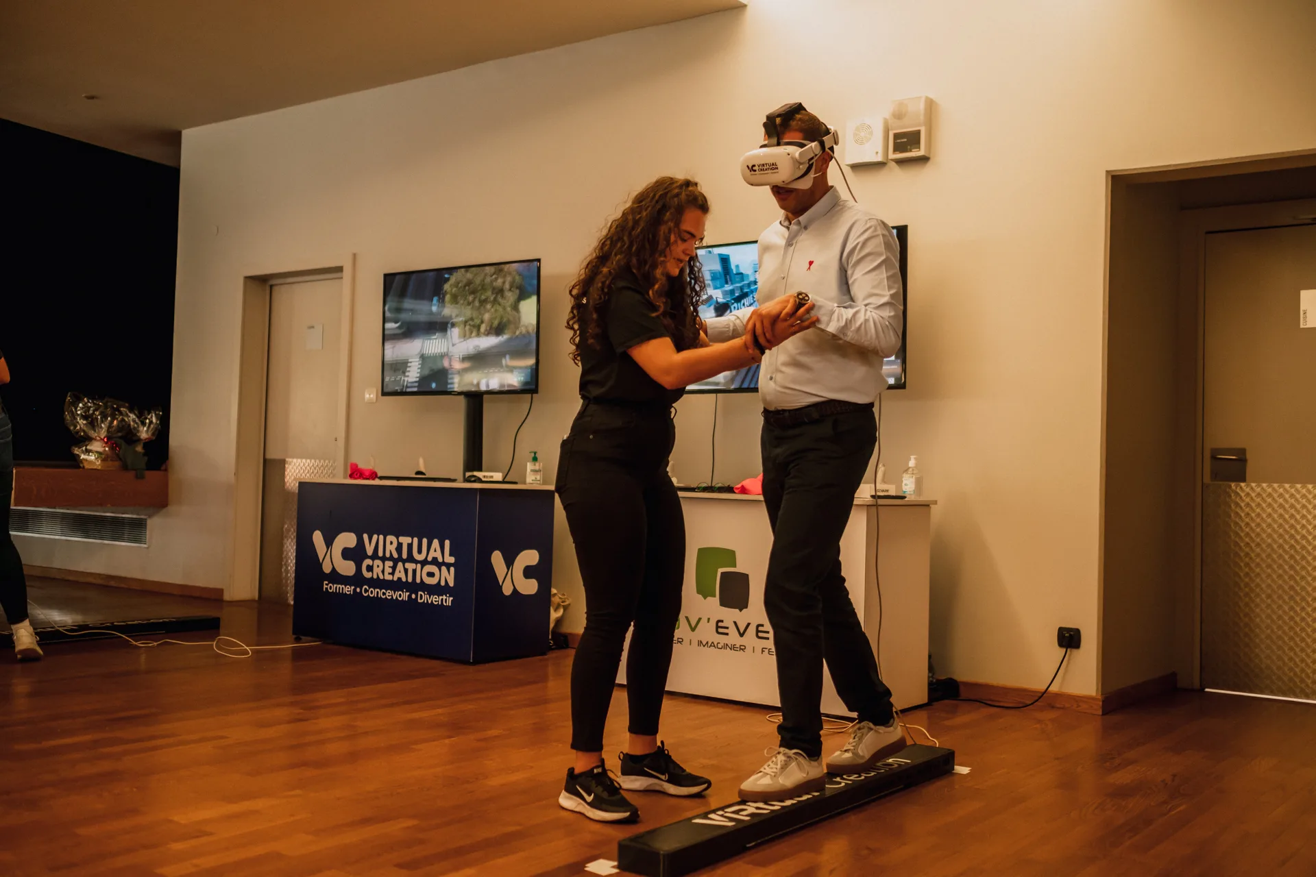 Équipe en activité simulateur de vol Laval Cosmodôme vue intérieure · INNOV'events organisation d'événements