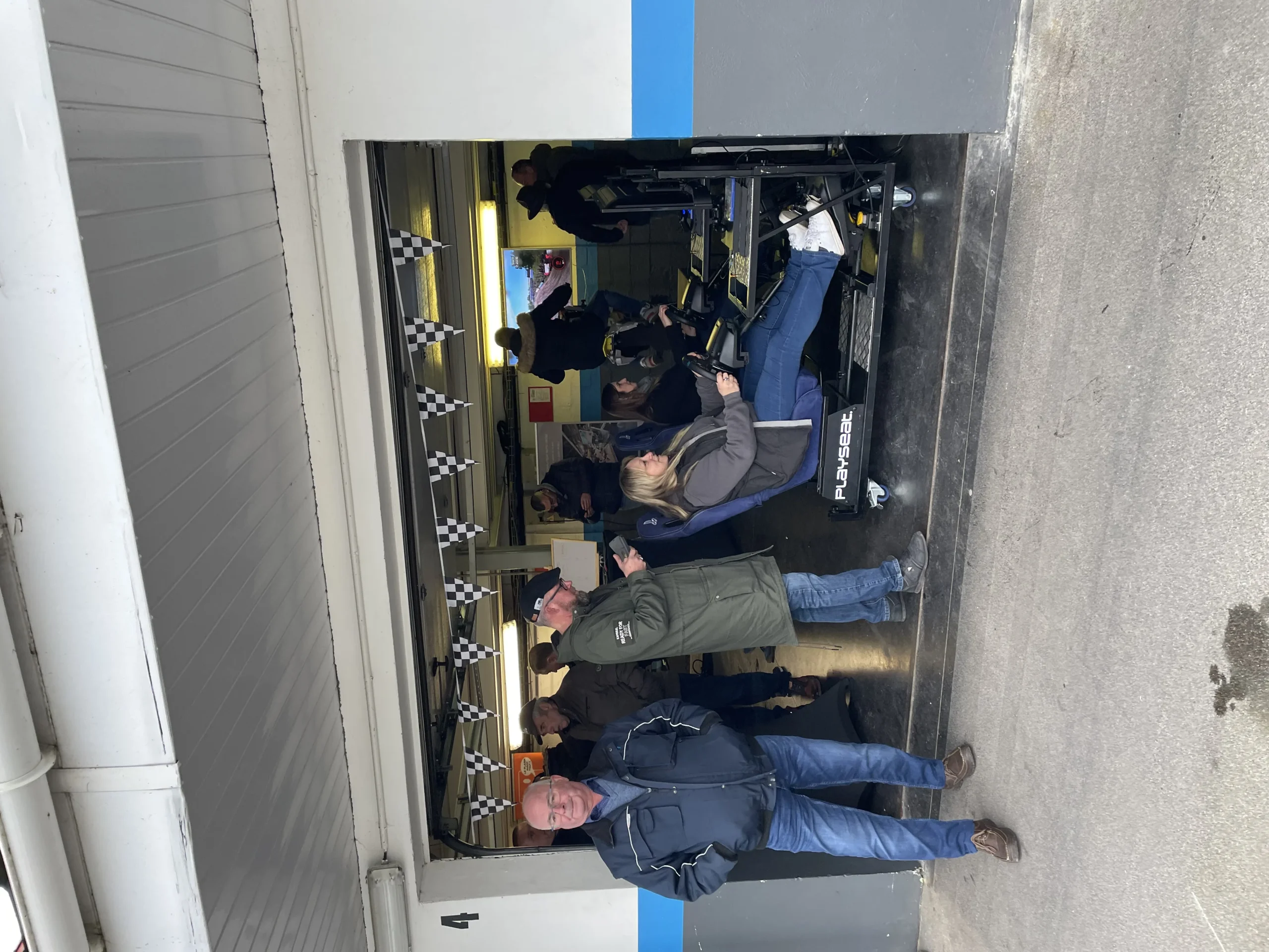 Simulation sur circuit automobile Montréal équipes au départ sur l'île Notre-Dame · INNOV'events