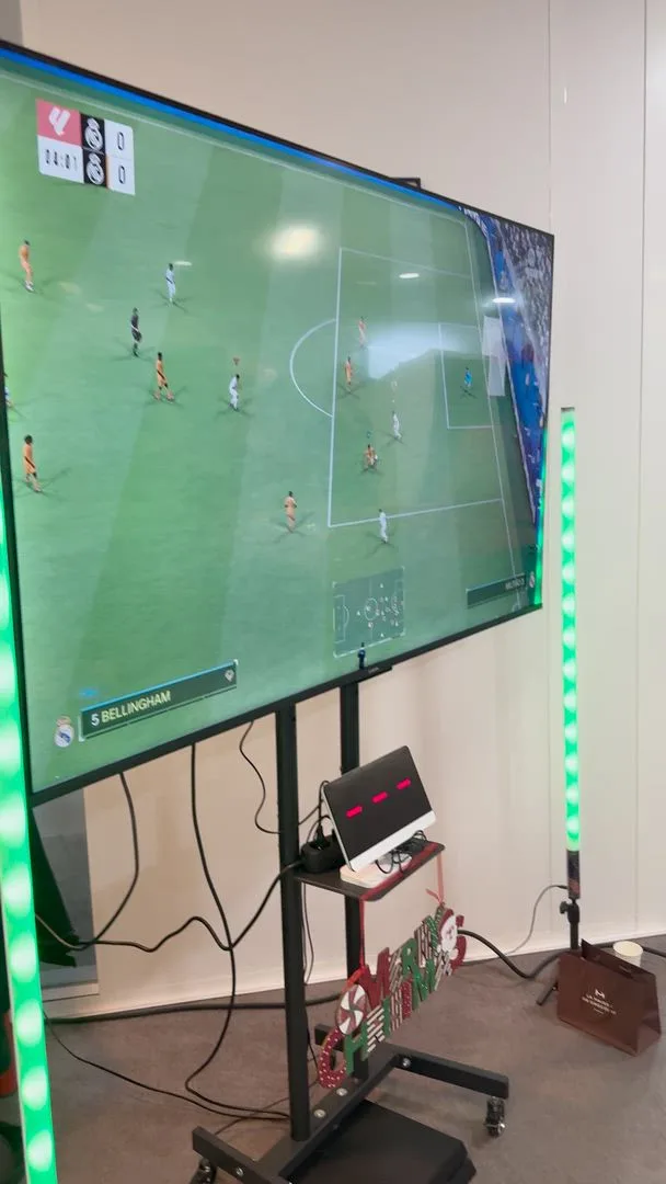 Corporate teams Laval soccer simulator challenge giant screens · INNOV'events