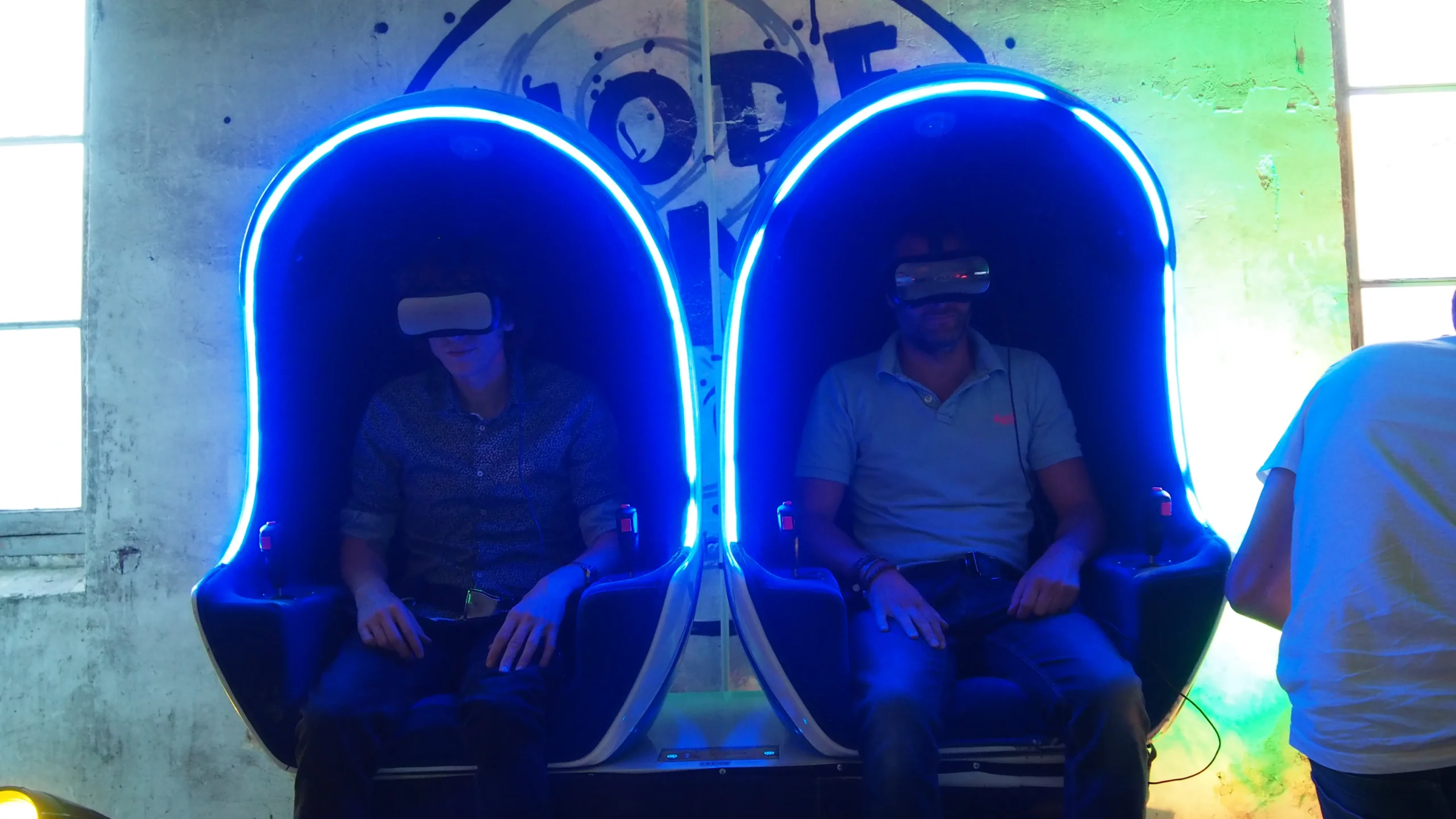Group introduction indoor skydiving simulator Montreal employees in wind tunnel · INNOV'events
