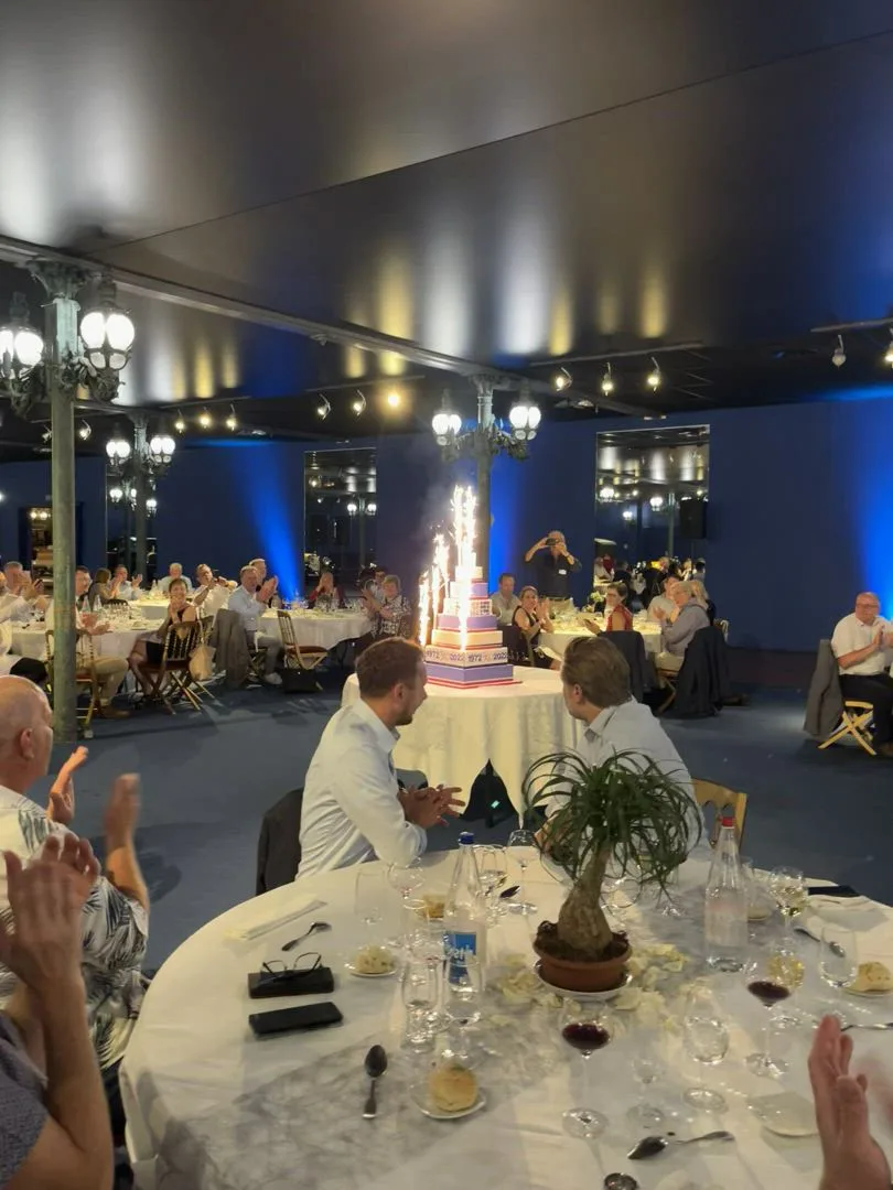 Souper gala anniversaire corporatif Laval tables rondes décoration or et blanc · INNOV'events organisation d'événements