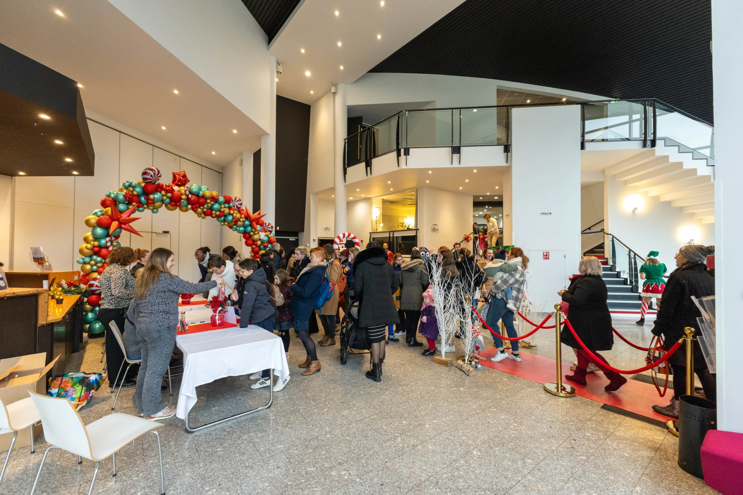 Corporate Christmas party Quebec entertainment photobooth and indoor games · INNOV'events