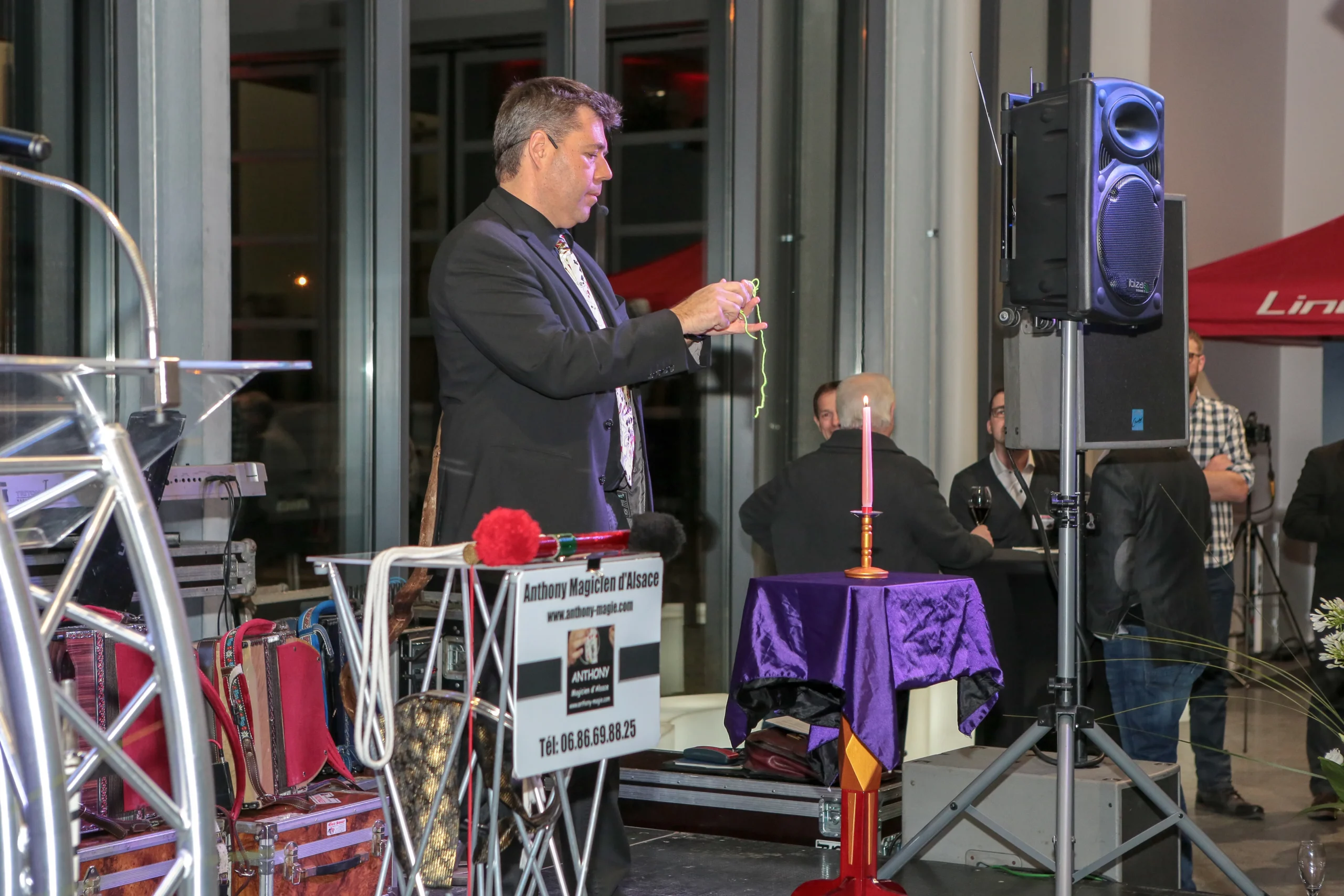 Corporate magician at a seated dinner with round tables in Laval · INNOV'events