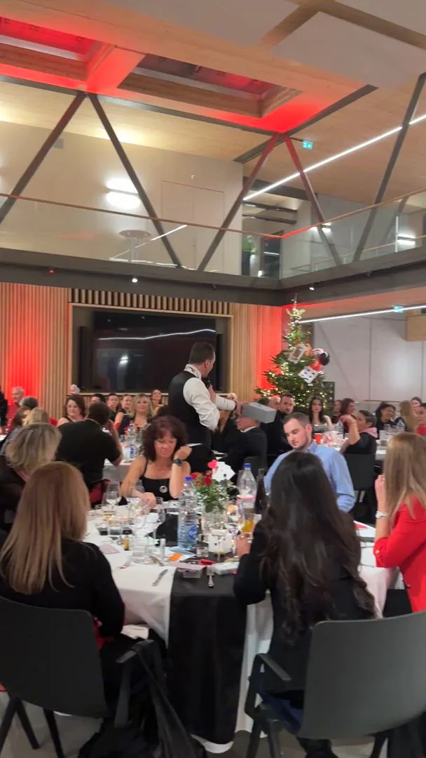 Banquet dinner employee party Laval large decorated hall · INNOV'events