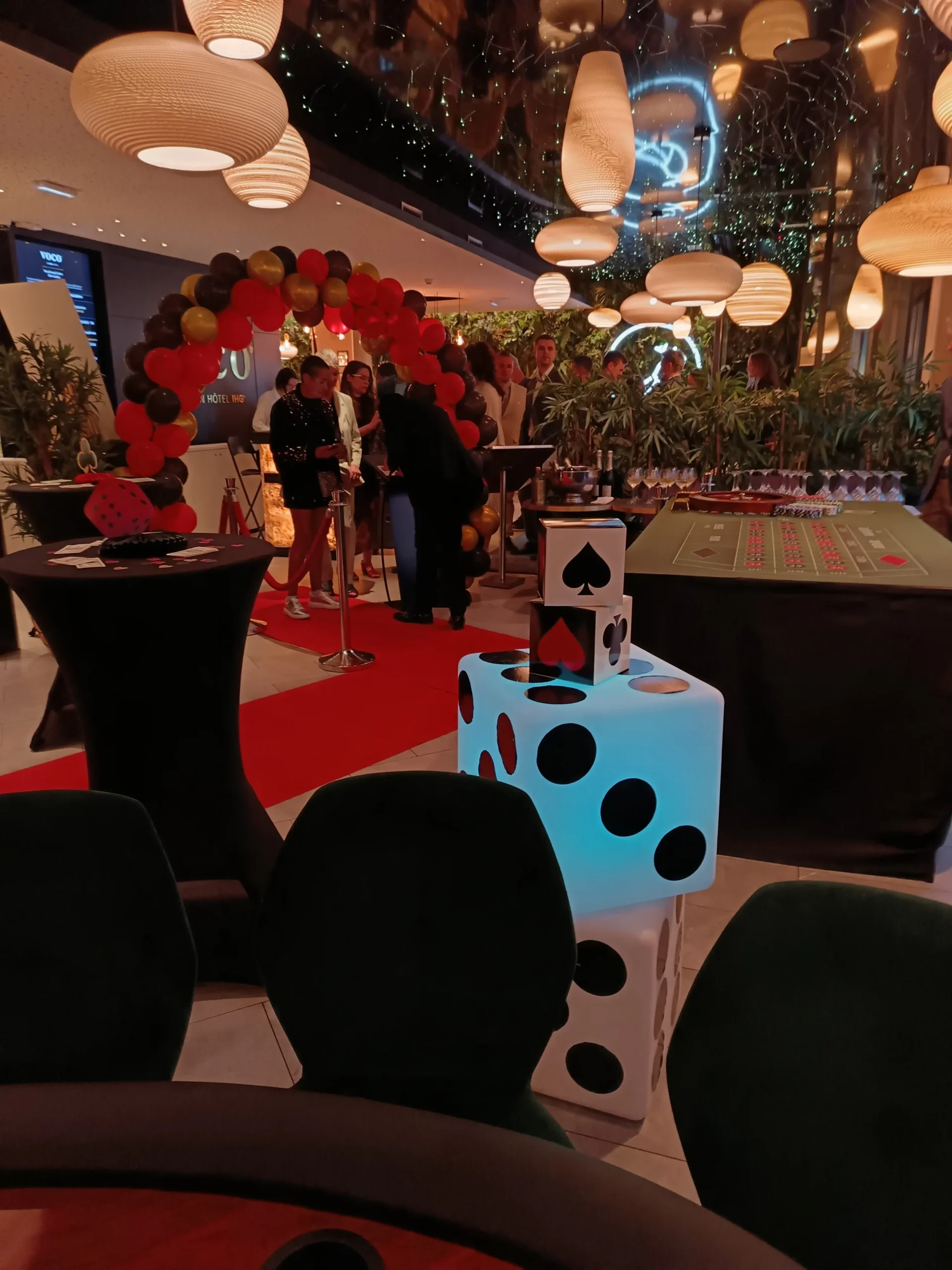 Oenology happy hour in Laval, wine stations and participants at a standing reception · INNOV'events