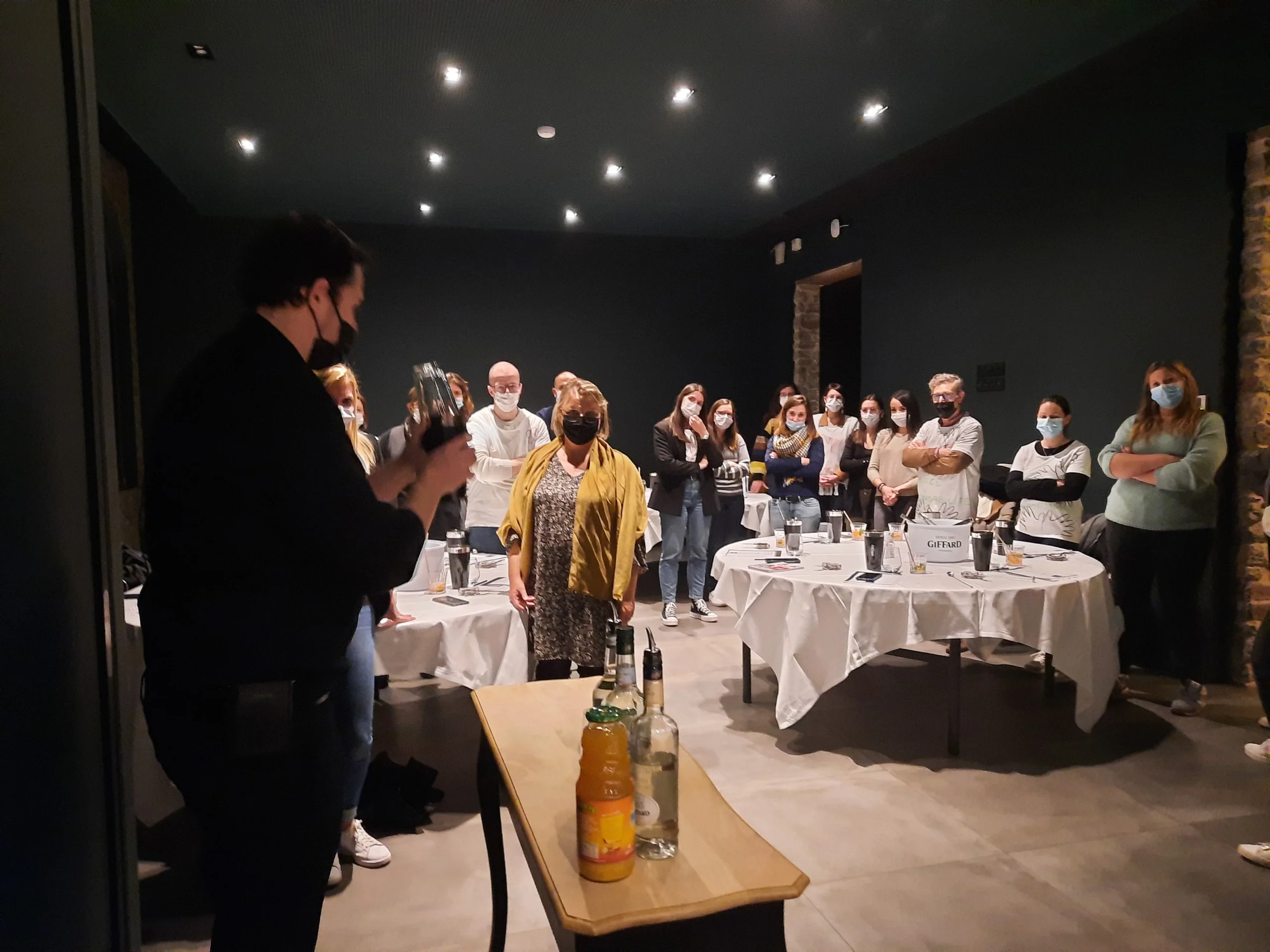 Activité vin Laval équipes notant leurs impressions sur carnet de dégustation · INNOV'events