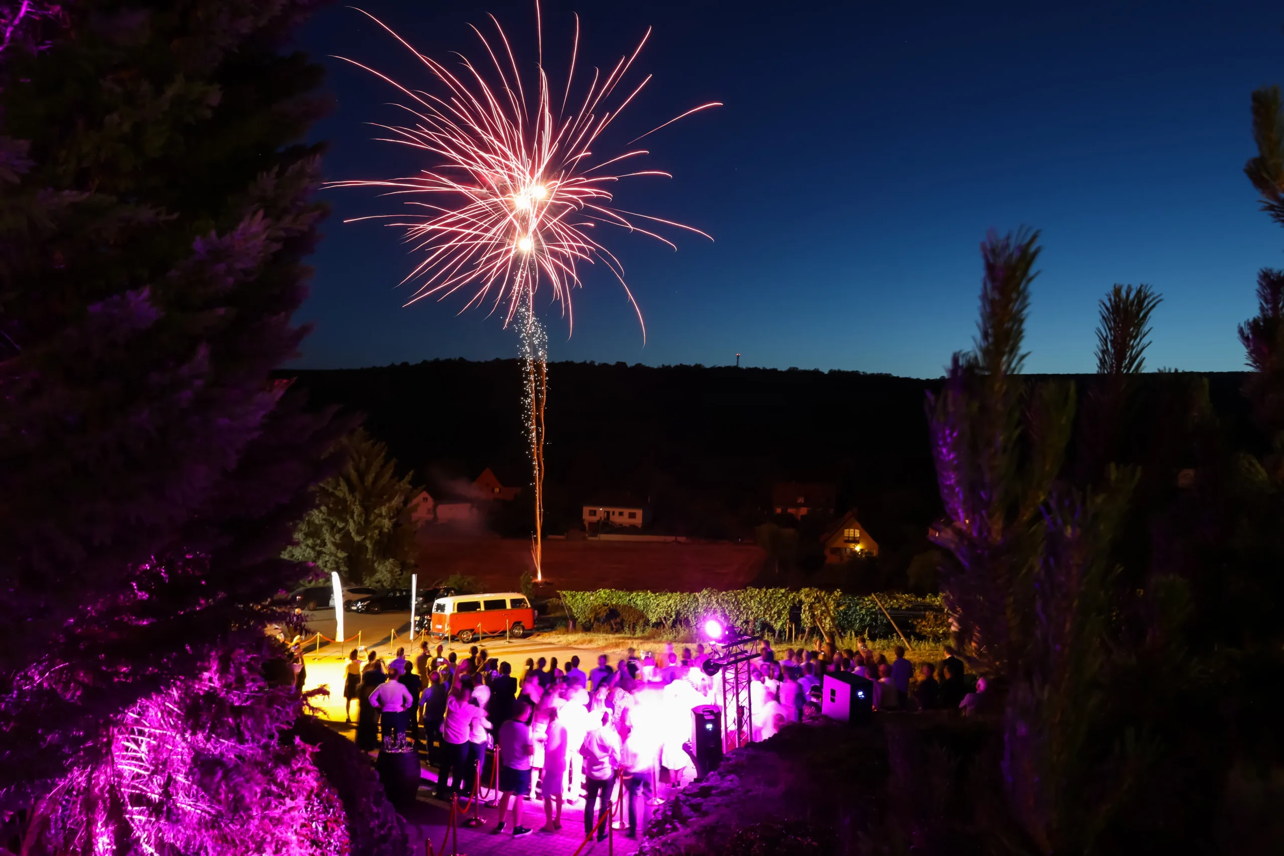 Outdoor entertainment fireworks in Laval, corporate crowd on the riverbank · INNOV'events