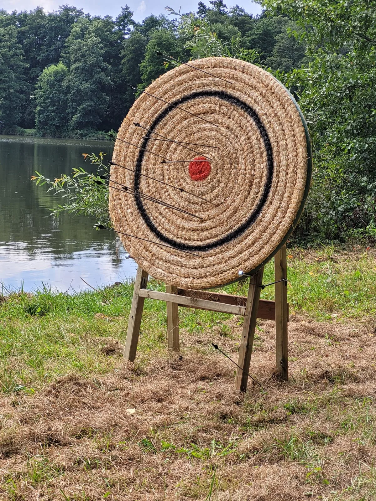 Outdoor corporate activity Trois-Rivieres bow and arrows on a grassy Mauricie site · INNOV'events