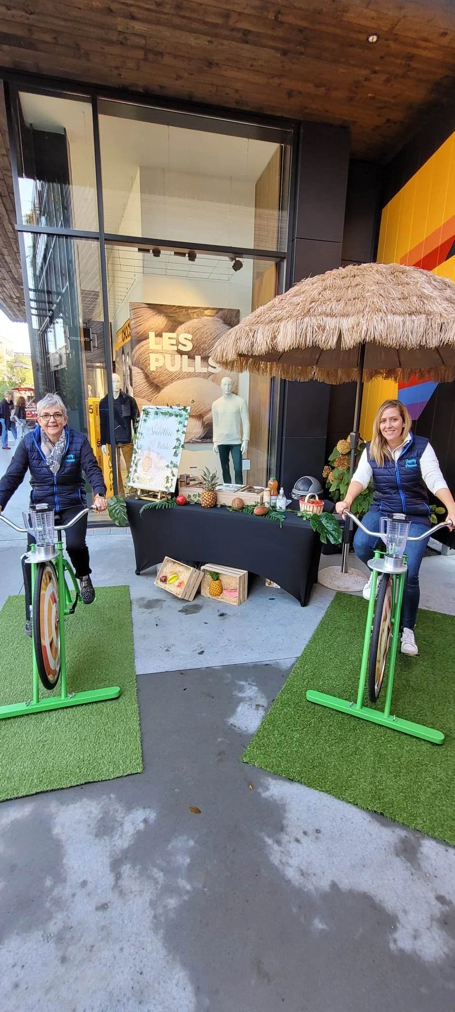 Promotional booth in Trois-Rivieres on Boulevard des Forges with an engaged crowd · INNOV'events event management