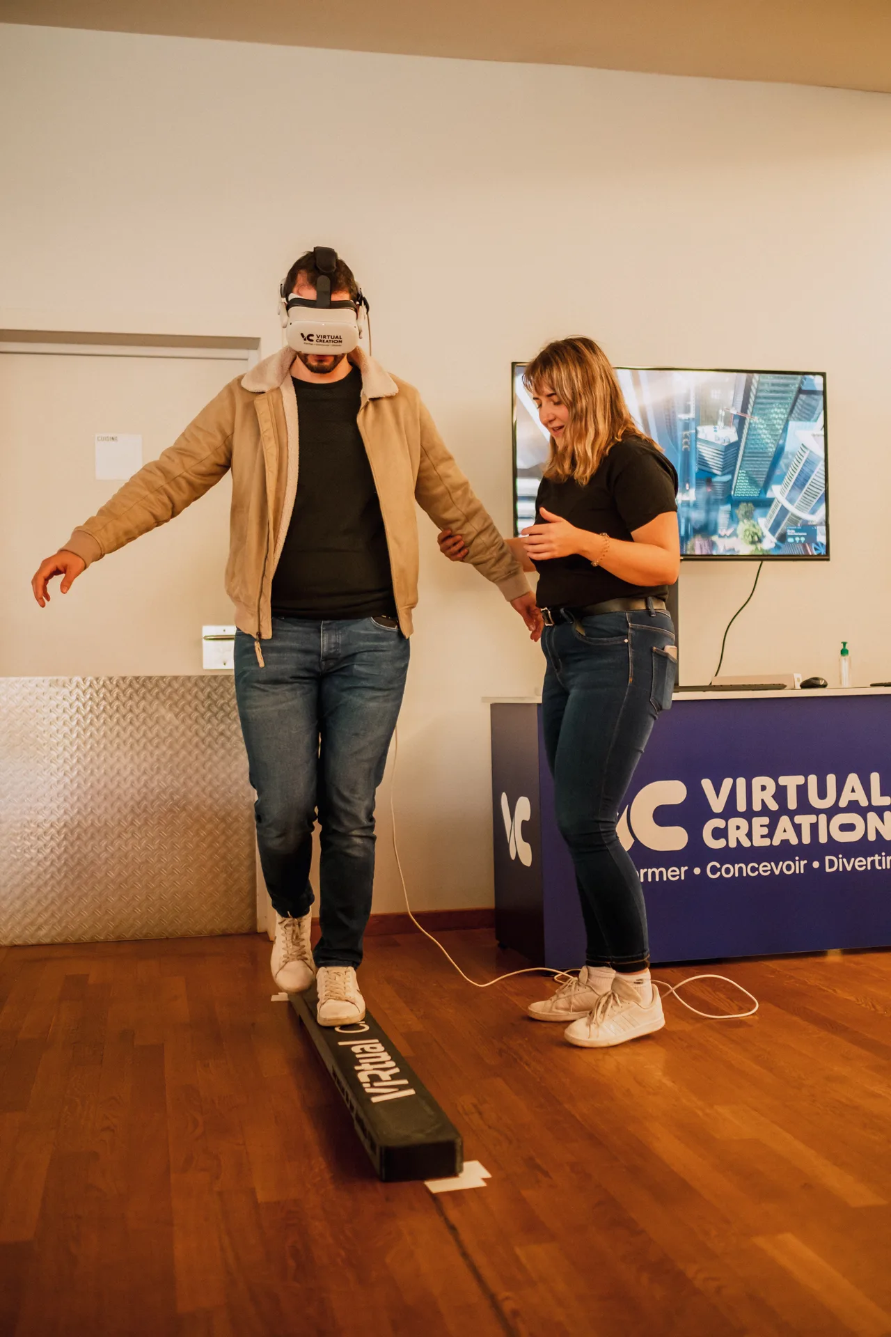 Réalité virtuelle Laval équipe démasquage rires après session VR salle événementielle · INNOV'events