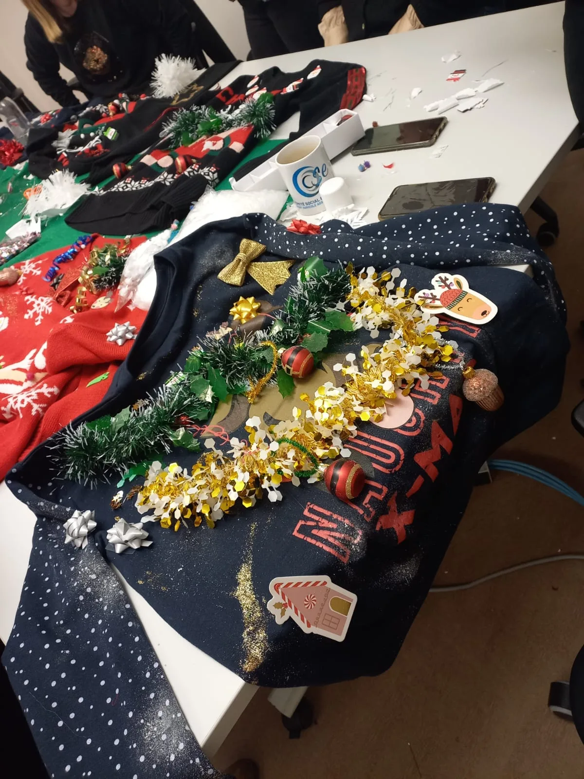 Atelier relooking Laval analyse colorimétrique en petit groupe dans salle lumineuse · INNOV'events