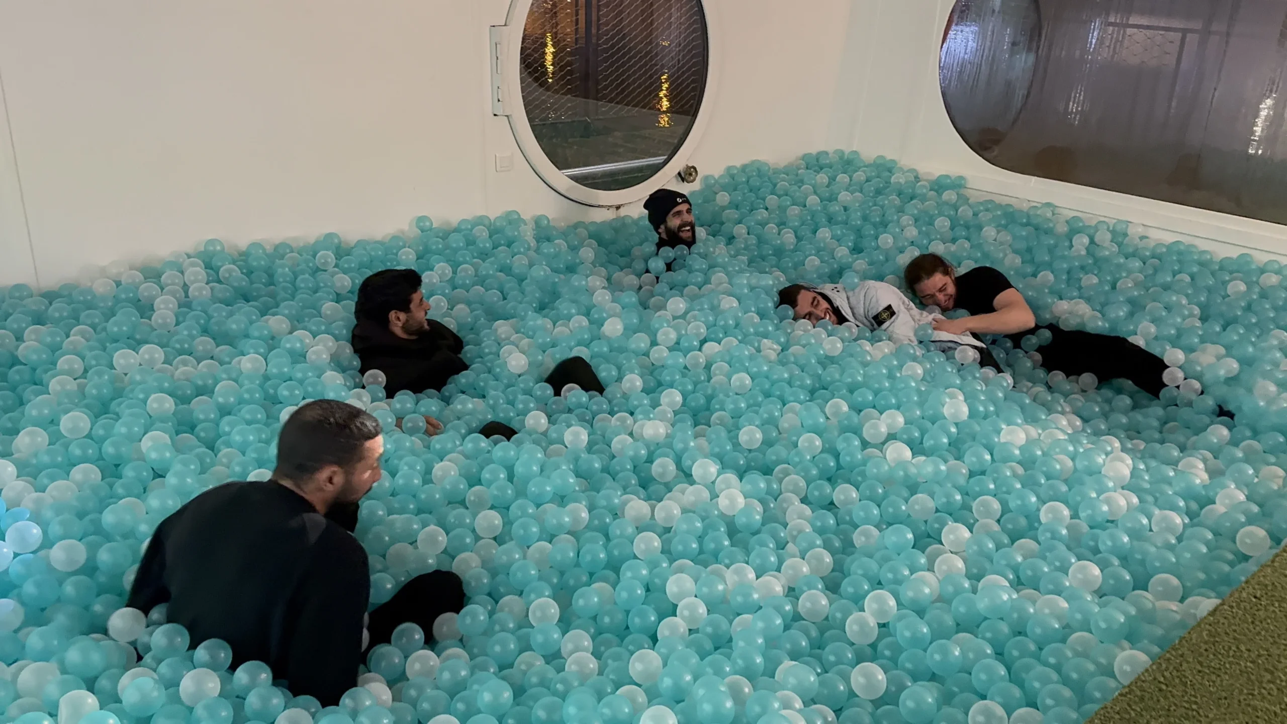 Corporate ball pit Laval group of employees on the banks of the Rivière des Prairies · INNOV'events