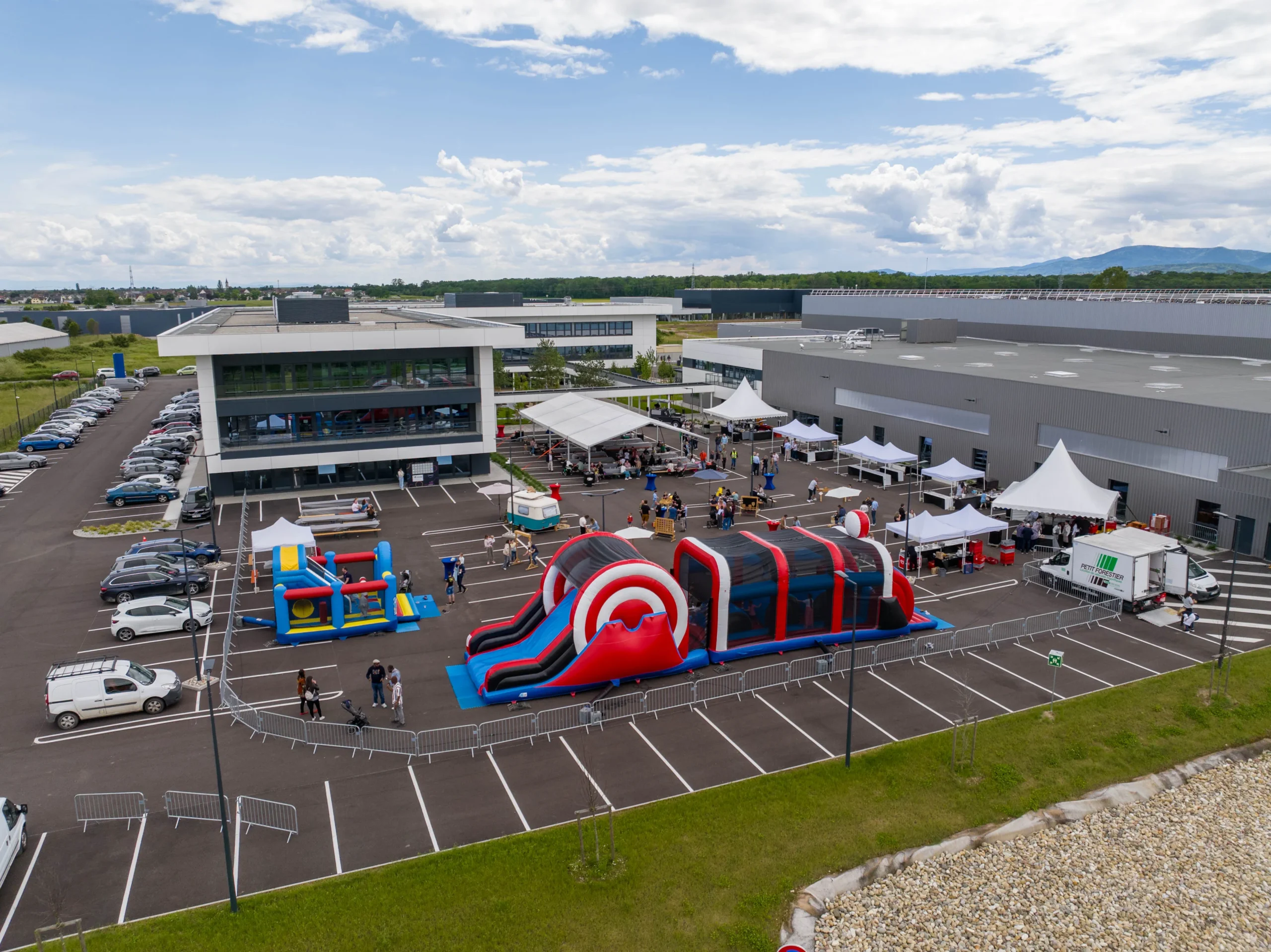 Corporate inflatable games Laval obstacle course lawn · INNOV'events event management