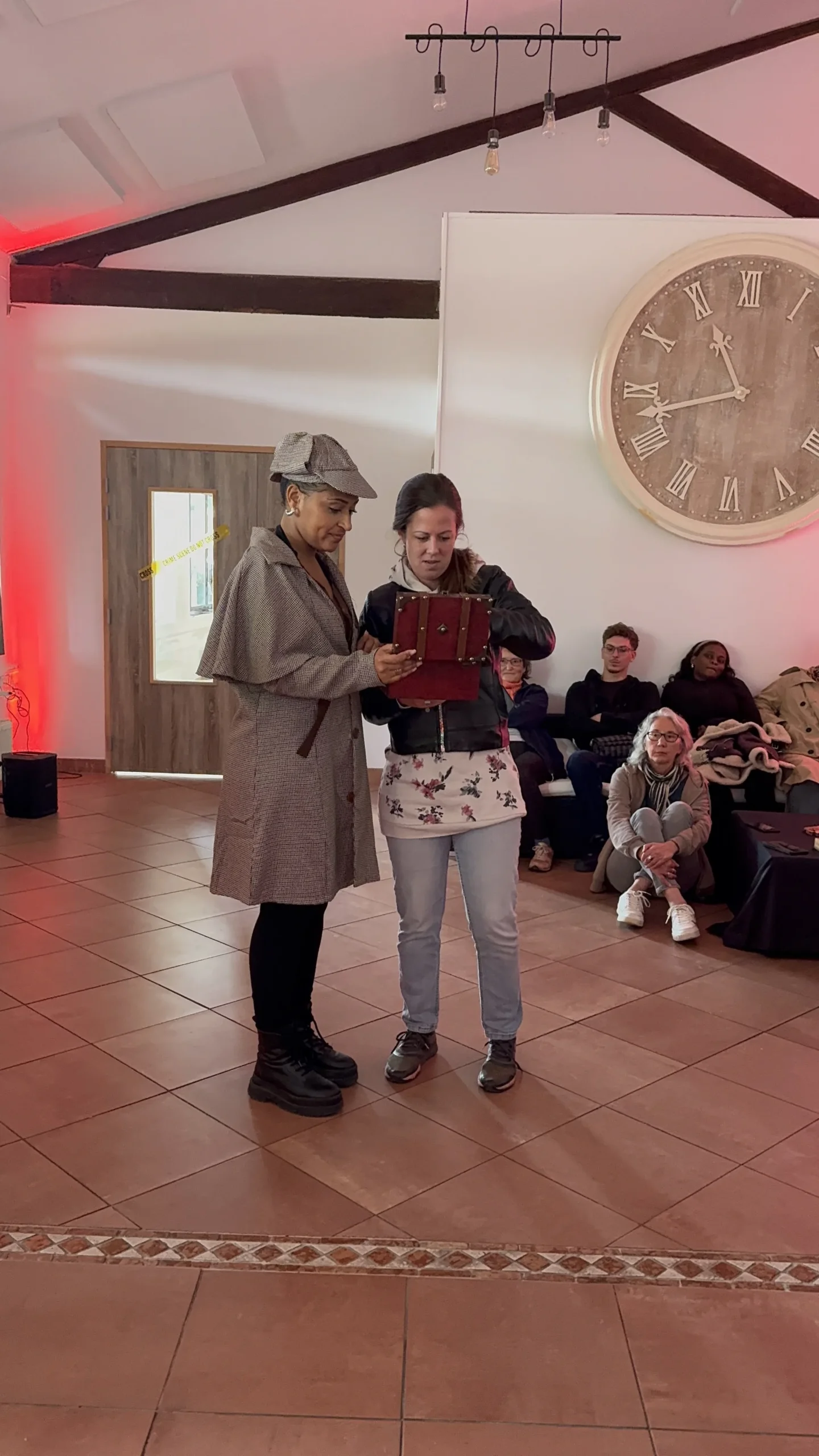 Soirée enquête immersive Québec équipes en briefing dans la cour intérieure du Vieux-Séminaire · INNOV'events