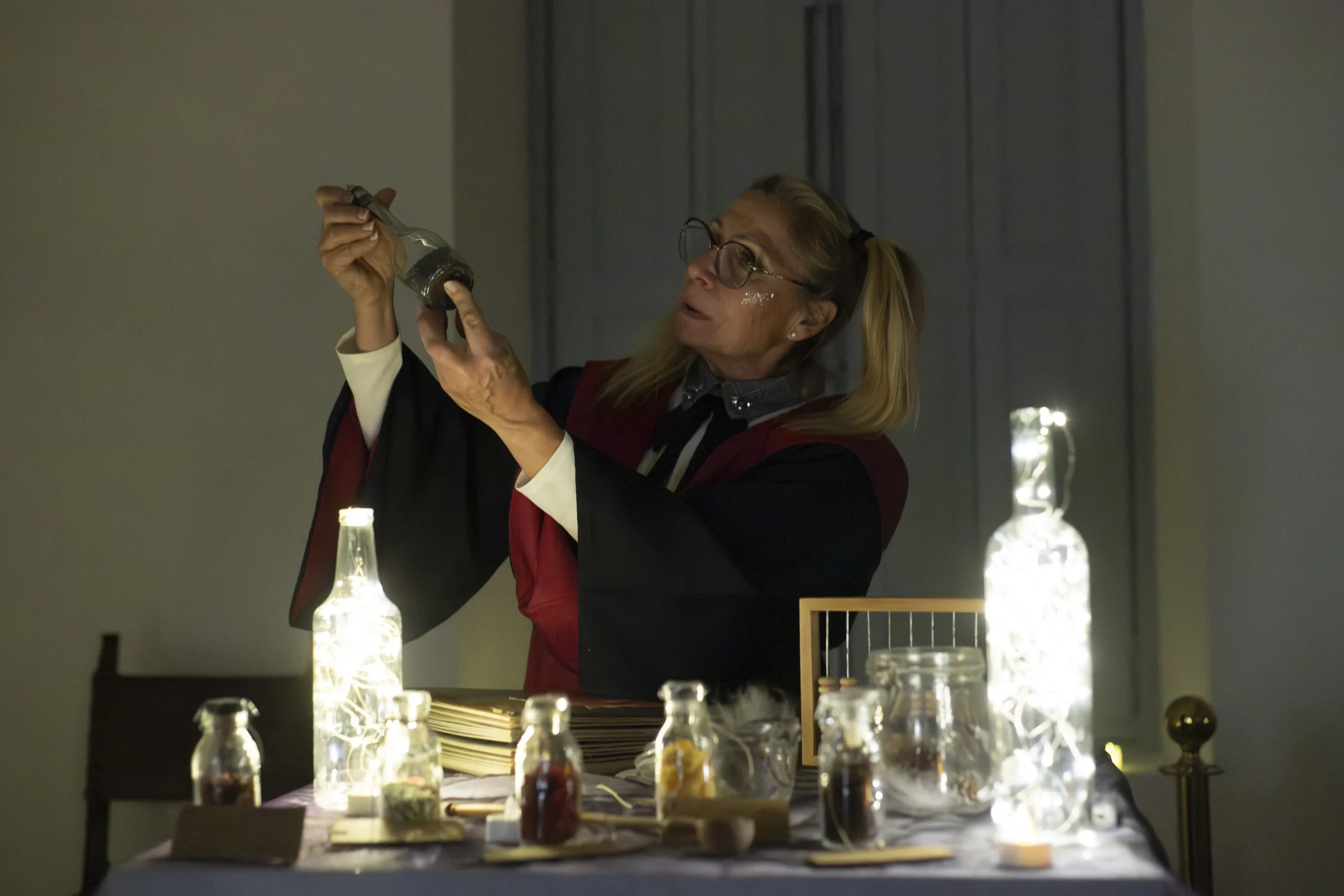 Full-day perfume-making workshop in Laval, team around an olfactory work table · INNOV'events