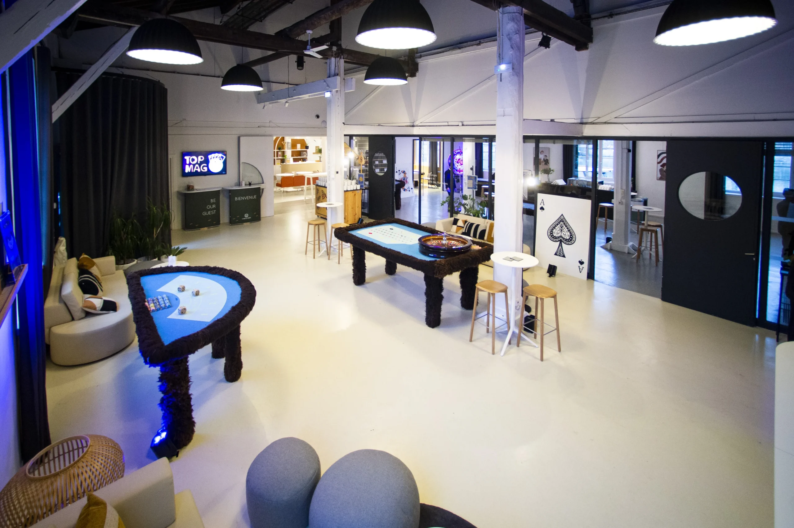 Casino night in Quebec, guests gathered around a roulette table in a festive atmosphere · INNOV'events