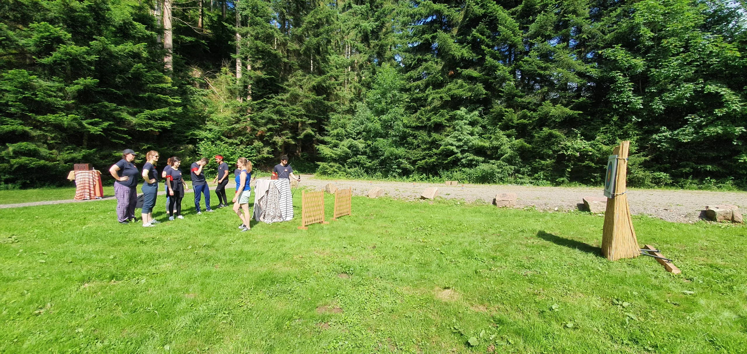 Half-day archery introduction corporate Laval beginner participants with instructor · INNOV'events