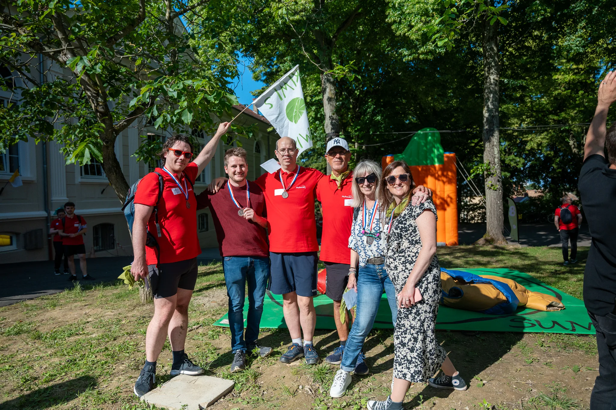 World record attempt Laval participants on the Centropolis esplanade on a sunny day · INNOV'events