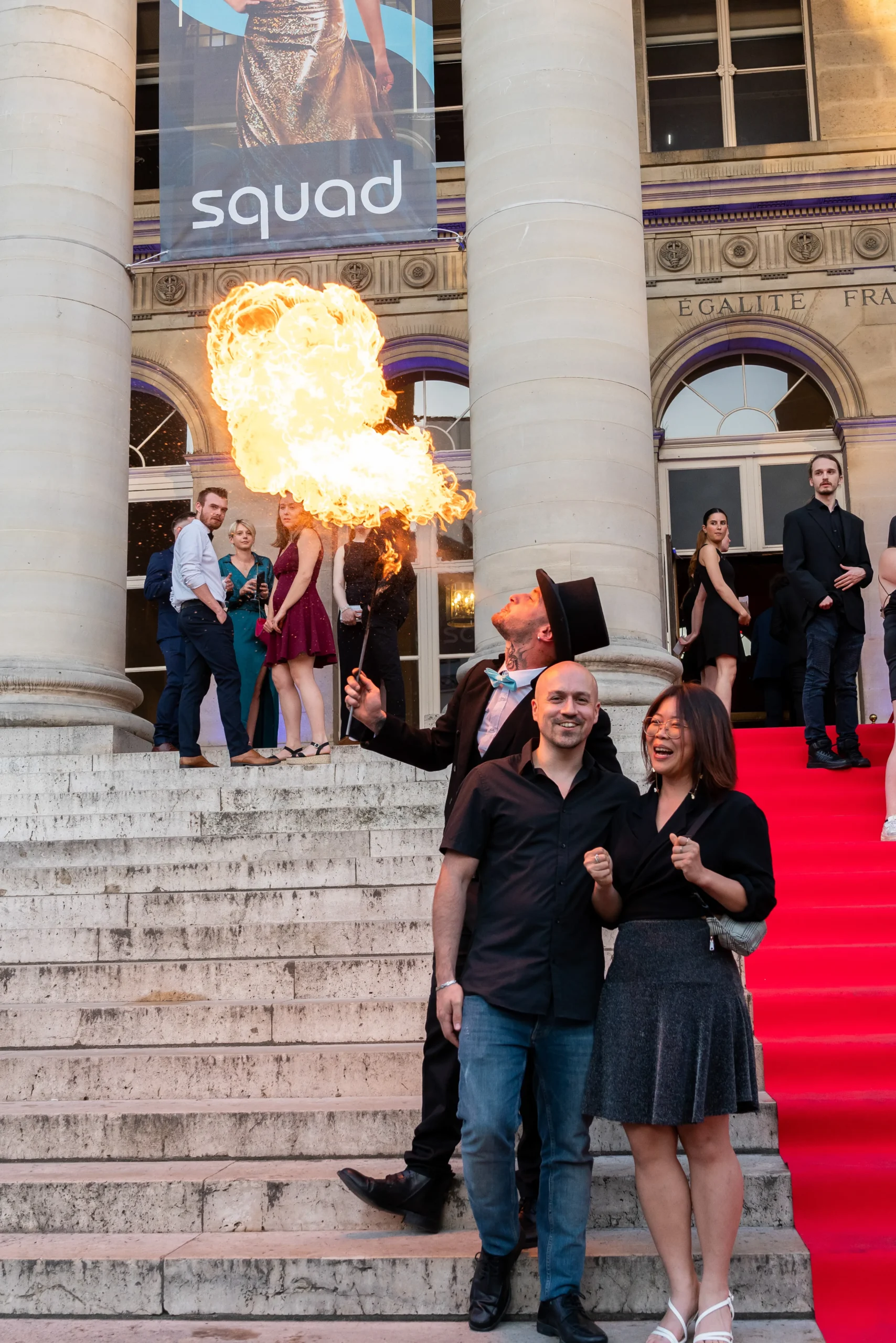 Valet service Montreal illuminated key handover at night in front of a historic façade · INNOV'events