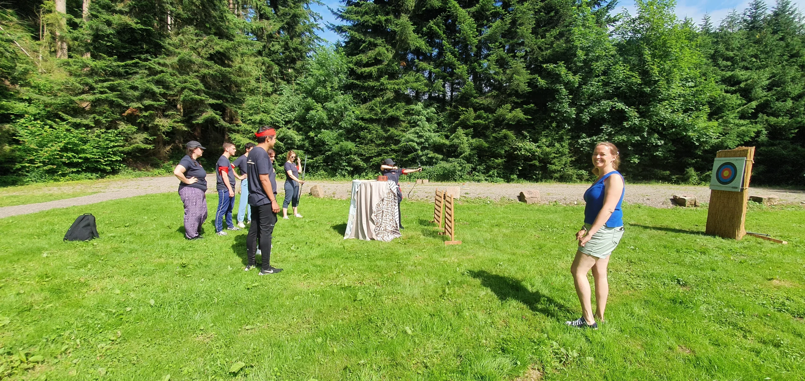 Corporate archery Montreal instructor with group at Parc du Mont-Royal · INNOV'events