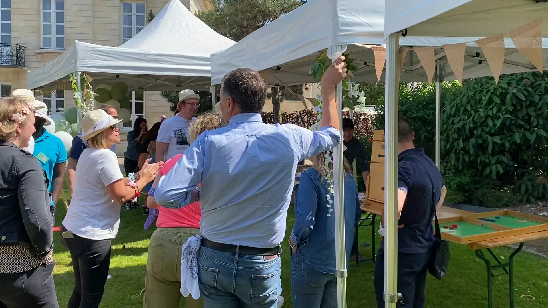 Food truck catering corporate summer party Laval outdoor riverside service · INNOV'events