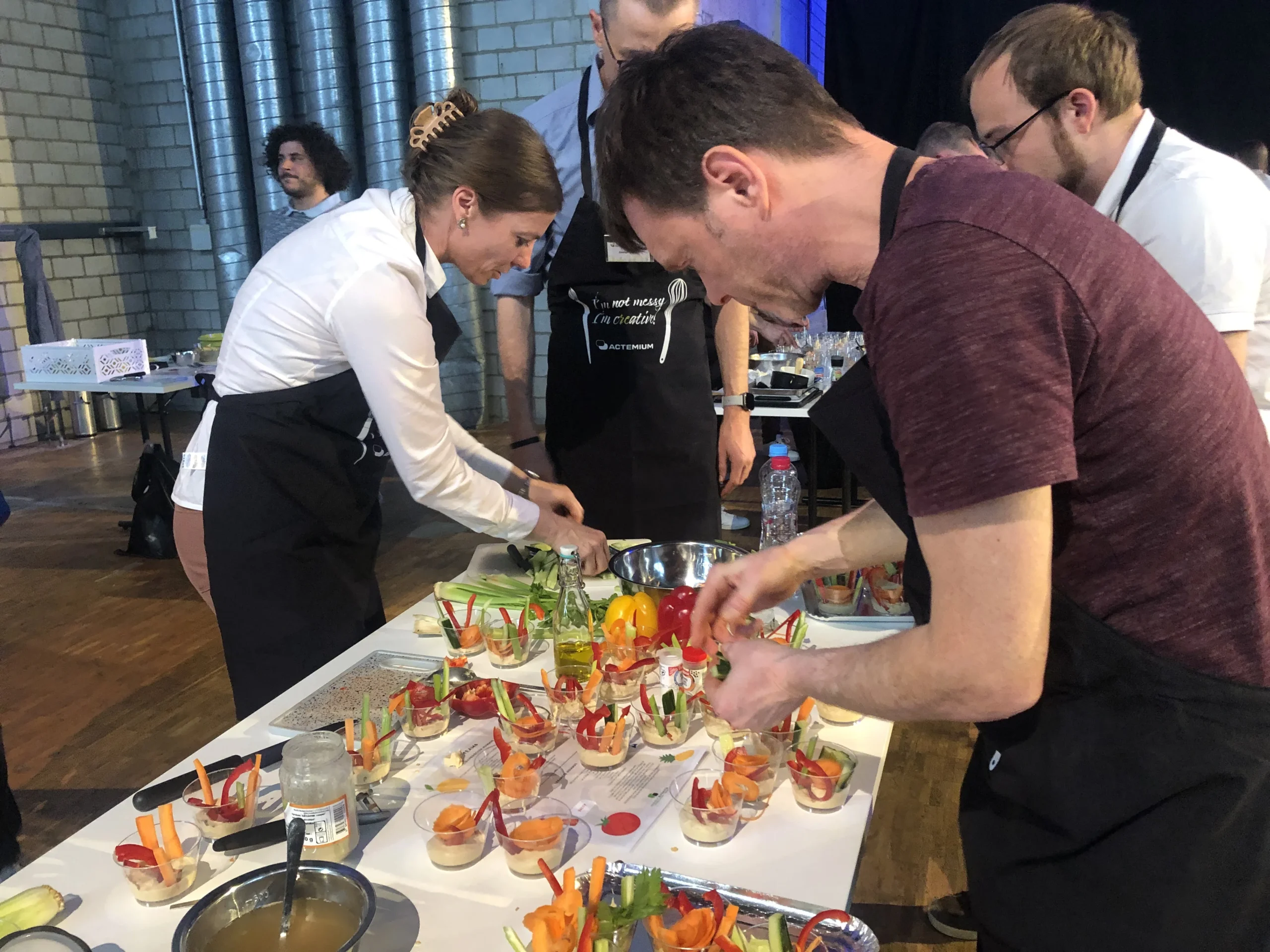 Atelier culinaire Trois-Rivières participants en tablier dégustation finale · INNOV'events