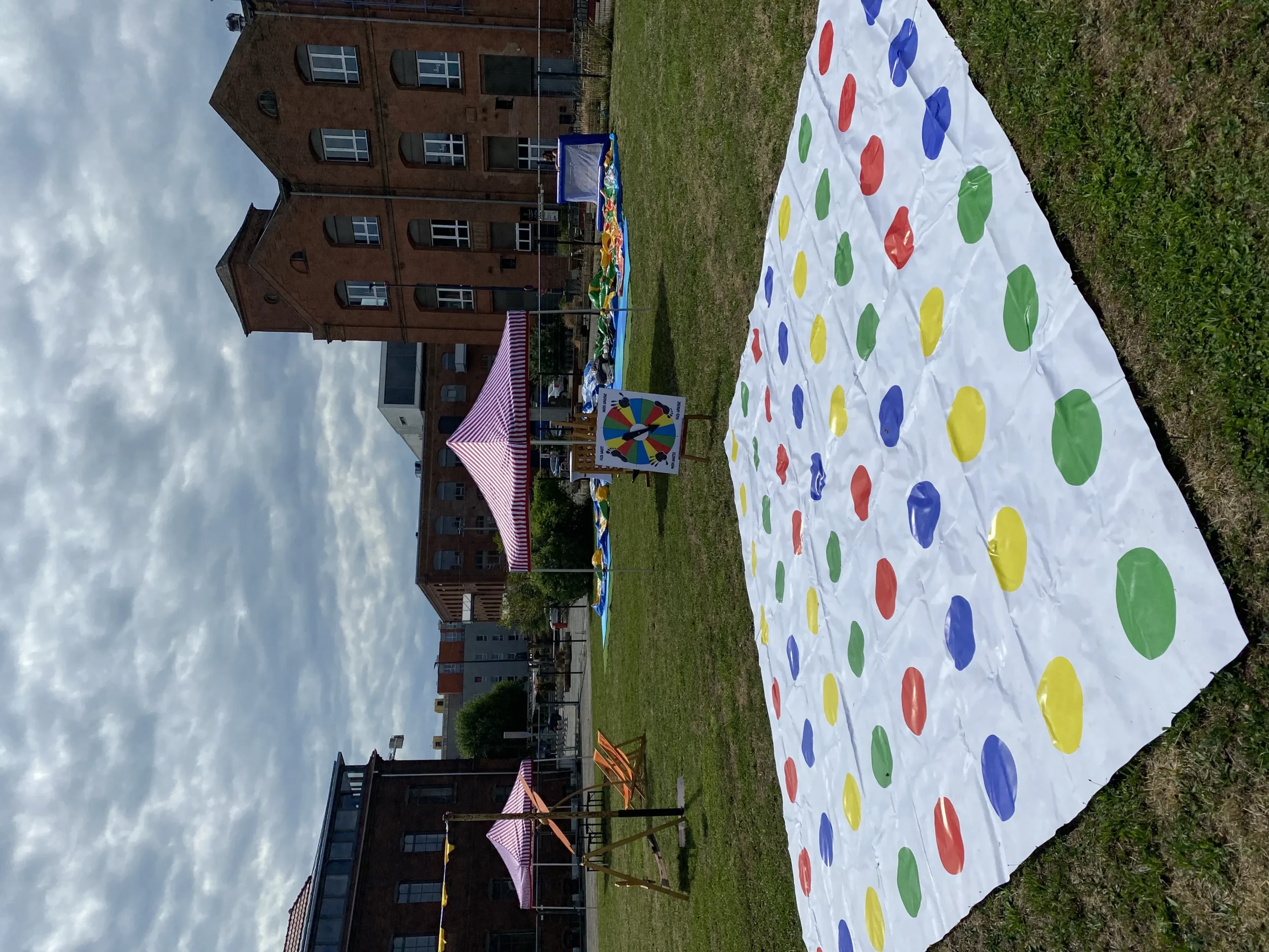 Half-day sports challenge giant games Laval groups at outdoor game station · INNOV'events