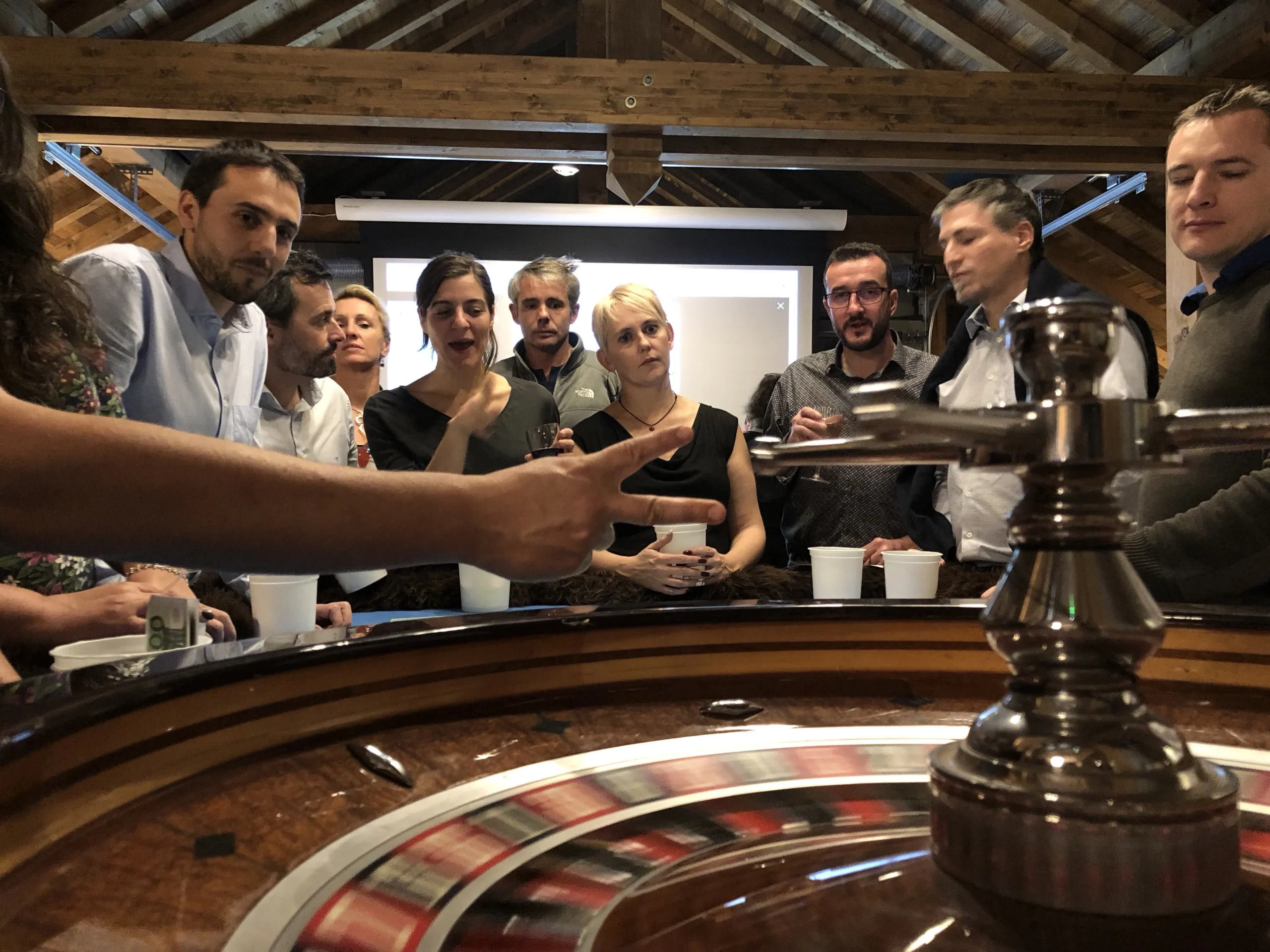 Casino du vin Montréal équipe en pleine manche de blind test verres alignés · INNOV'events