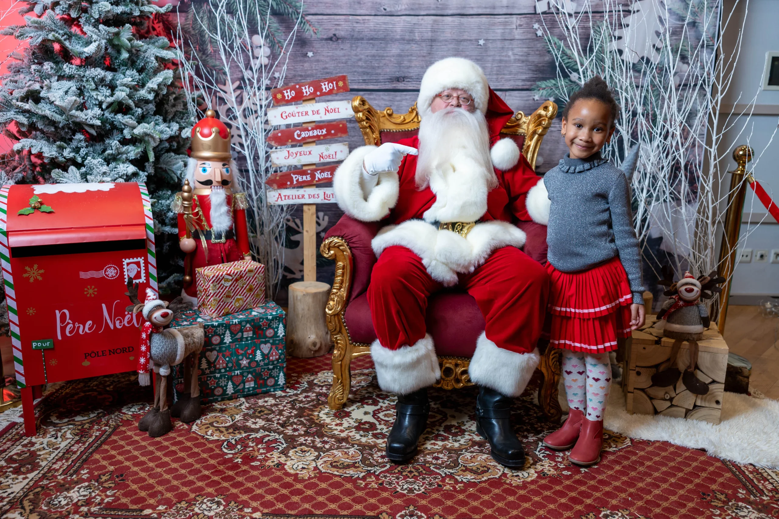 Corporate Santa Laval decorated hall employees and children holiday season · INNOV'events