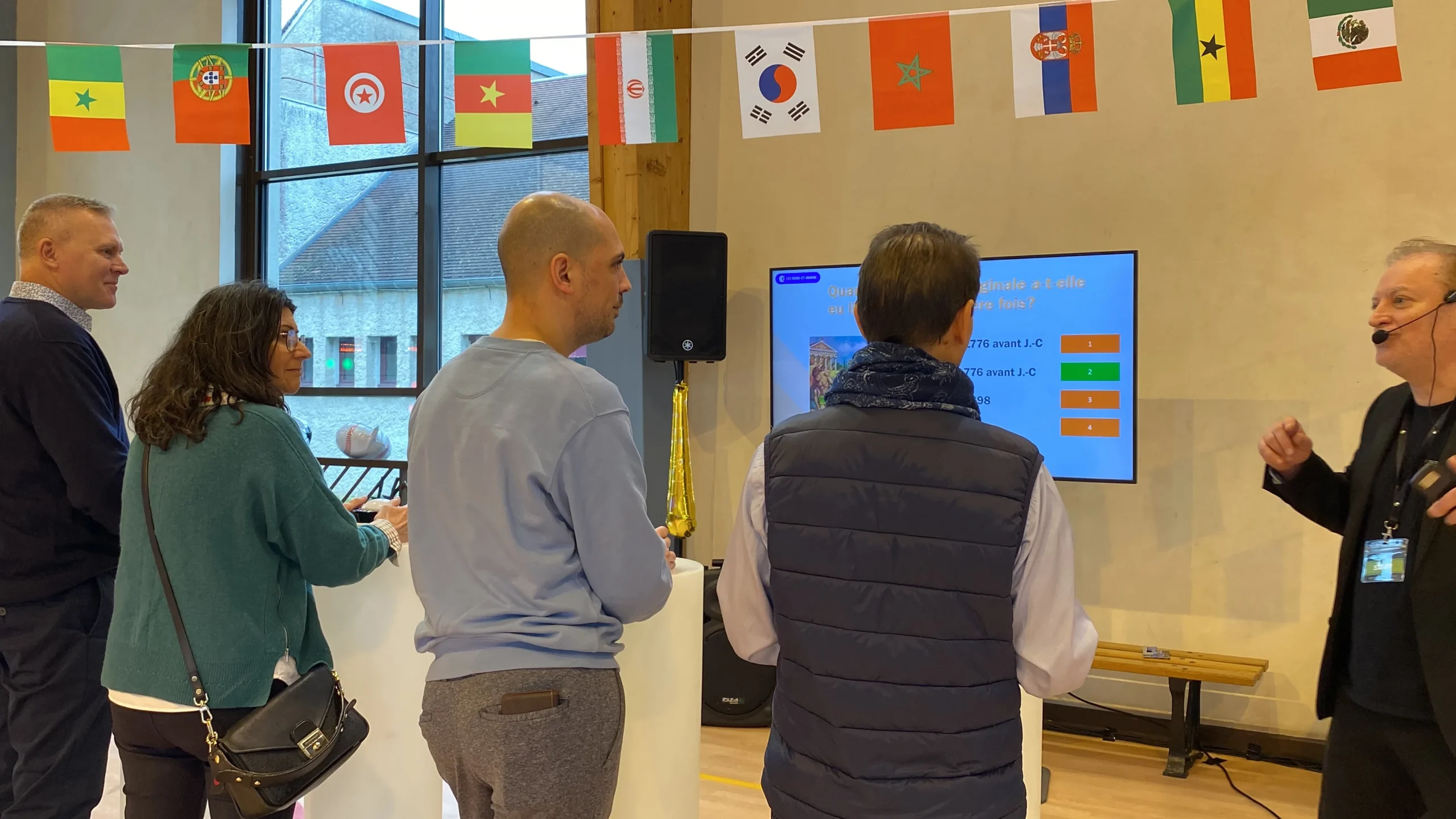 Hybrid corporate AGM in Laval, live broadcast screen with remote participants · INNOV'events