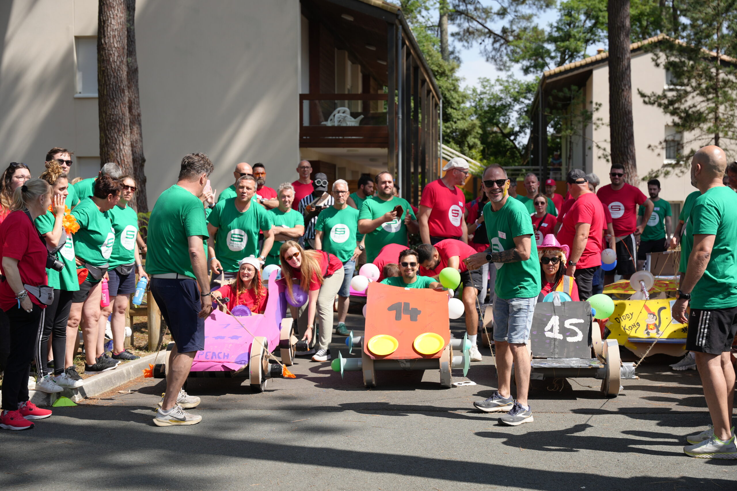 Défi sportif jeux géants Trois-Rivières équipes en extérieur bord du Saint-Laurent · INNOV'events